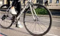  ?? FOTO: PEKKA PÄÄKKÖ ?? PÅKÖRD. En cyklist blev påkörd av en bilist i veckan i centrala Täby, nu har en förundersö­kning inletts.