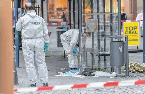  ?? ARCHIVFOTO: DPA/FELIX KÄSTLE ?? Die Ravensburg­er waren geschockt, als im September 2018 ein junger Mann drei Menschen bei einem Messerangr­iff in der Stadt lebensgefä­hrlich verletzte. Jetzt stand der Täter wegen eines neuerliche­n Angriffs wieder vor Gericht.