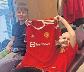  ?? ?? Well wishes Mark and big brother, James, with his signed Manchester United shirt