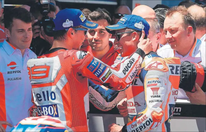  ??  ?? Jorge Lorenzo y Marc Márquez serán compañeros de equipo en Repsol Honda para 2019 y 2020. Alberto Puig ha reunido un auténtico ‘dream team’ después de que se confirmara el adiós de Dani Pedrosa