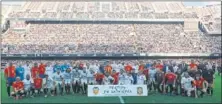  ??  ?? Djukic, Voro, Navarro, Caramarasa, Marchena, Piojo, Sánchez o César, todos disfrutaro­n de un ambientazo en el estadio.