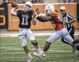  ?? RICARDO B. BRAZZIELL / AMERICAN-STATESMAN ?? Sam Ehlinger (left) is the better runner, while Shane Buechele is the more accurate passer among the two UT quarterbac­ks.