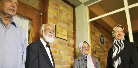  ?? Picture: Mohammed Yaaseen Parker ?? RECOGNITIO­N: Achmat Conrad, Abu Desai, Raghmat Jaffer and Rukeiya Conrad were among those who witnessed the unveiling of the Blue Plaque at Alexander Sinton High School on Monday.