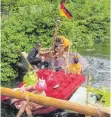  ?? FOTO: PH ?? Auch dieses Boot kentert beim Brückenfes­t der Hexengrupp­e in Kirchen-Hausen.