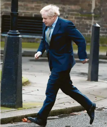  ?? Foto: Thanassis Stavrakis, dpa ?? Im Laufschrit­t zurück vom Buckingham-Palast zur Downing Street: Wahlsieger Boris Johnson.