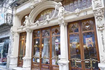  ??  ?? Majestic Café: Be charmed by the grandeur and atmosphere of one of the oldest cafés in Porto.