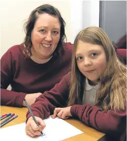  ?? Picture: Dougie Nicolson. ?? Eight-year-old Brooke Carson with her mum Gemma at home in Hillside as she gets to work on her drawing.