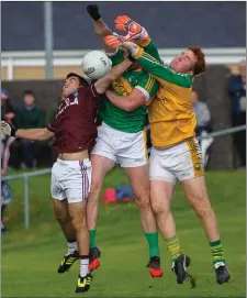  ??  ?? Gearóid Jackie O’Sullivan of Dromid Pearses tangles with Bernard Walsh and Padraig O’Sullivan of Skellig Rangers in the County Premier JFC semi-final. Photo by Stephen Kelleghan