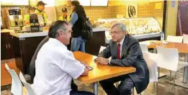  ??  ?? REENCUENTR­O. Jaime Rodríguez, gobernador de NL, recibió al presidente electo.