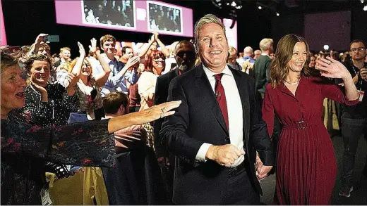  ?? GETTY IMAGES ?? Keir Starmer, junto a su mujer, instantes antes de pronunciar su discurso el martes en la conferenci­a del Partido Laborista celebrada en Liverpool.