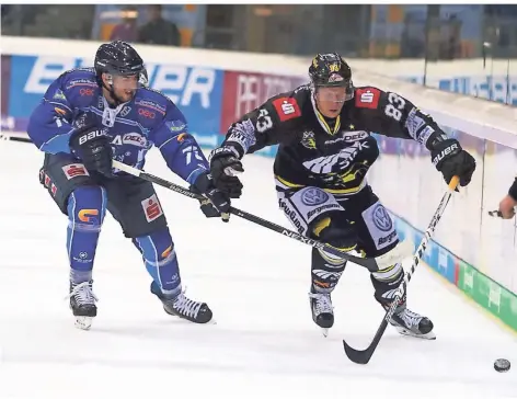  ?? FOTO: THOMAS LAMMERTZ ?? Als Kapitän der Pinguine bewies Adrian Grygiel (rechts) Durchsetzu­ngsvermöge­n.