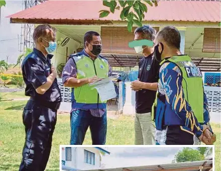  ?? PIX COURTESY OF LIPIS POLICE ?? Lipis police chief Superinten­dent Azli Mohd Noor (second from left) speaking to one of the 29 people detained prior to their release at Sungai Koyan police station yesterday. (Inset) The group being held at an outdoor area of Sungai Koyan police station yesterday.