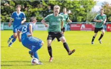  ?? FOTO: ALEXANDER HOTH ?? Der 18-jährige Nico Grollmuss (rechts) im Zweikampf mit Niclas Fischer (TSV Schlachter­s).