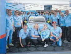  ?? FOTO: PRIVAT ?? Spannende Begegnung: Das Firmenteam und das Rennteam treffen in Hockenheim zusammen.