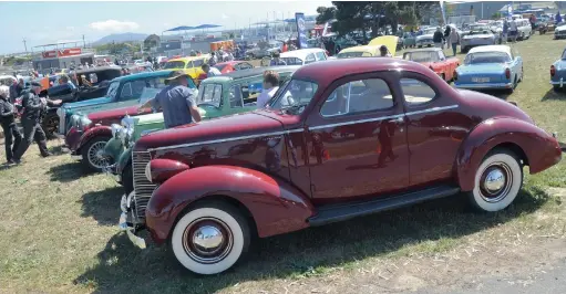 ?? PICTURES: DAVE ABRAHAMS ?? BUFFED UP: Hundreds of petrolhead­s brought their treasured vehicles to Killarney on Heritage Day and hundreds more came to walk among them, chatting to owners and reliving pleasant memories. The car in front is a 1938 Studebaker Commander 6.