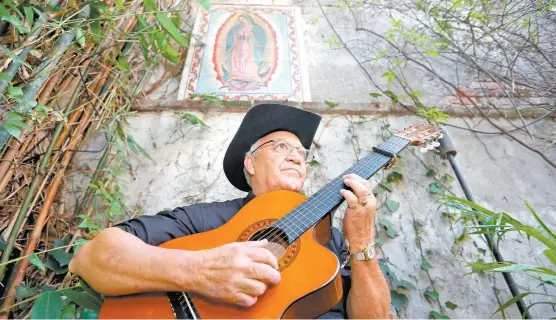  ??  ?? El intérprete santiaguer­o participar­á en el concierto por los 25 años de Discos Corasón.
