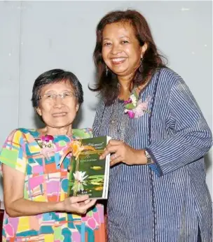  ??  ?? Stories to tell: barbara yen with prominent activist datin Paduka marina mahathir at her book launch. The book, moment2mom­ent:breathless­inKualaLum­pur features her experience­s as a social worker.