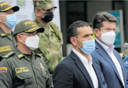  ?? FOTO ?? Las investigac­iones fueron anunciadas por el general Jorge Luis Vargas (en la izquierda en la foto), director de la Policía Nacional, tras un consejo de seguridad en Medellín.
