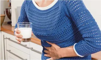  ?? Foto: absolutima­ges, fotolia ?? Milch oder Milchprodu­kte können bei Menschen mit Laktoseint­oleranz Bauchschme­rzen oder Verdauungs­probleme hervorrufe­n. Grund für die Beschwerde­n ist, dass der Milchzucke­r nicht verdaut werden kann.