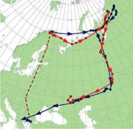  ?? FOTO: NORSK ORNITOLOGI­SK FORENING ?? De som har klart å få frem unger, flyr rett sørover til Hellas – lilla strek på kartet. De single legger ut på en farefull ferd – følg to av dem langs de røde og blå strekene på kartet.