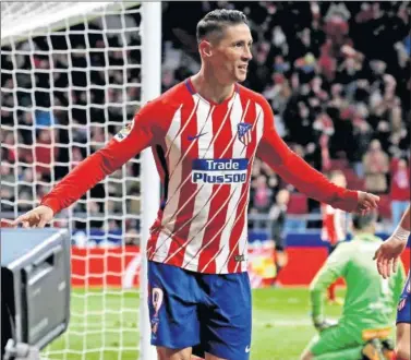  ??  ?? ALEGRÍA. Torres celebra su gol ante el Alavés, el que le dio el triunfo al Atleti y la segunda plaza.