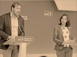  ?? Foto: psoe ?? Óscar Puente, vocero de la Ejecutiva Federal, ofreció una rueda de prensa junto a la secretaria de Educación, Mariluz Martínez.