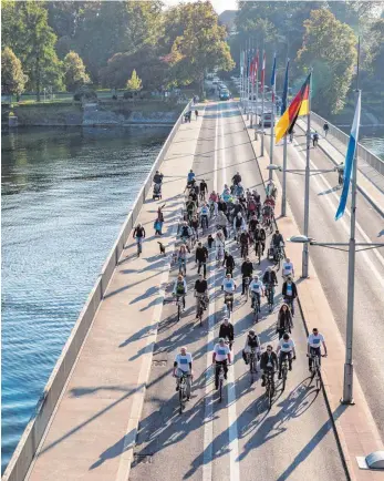  ?? ARCHIVFOTO: CF ?? Schon heute gibt es in Lindau viele aktive Radfahrer, wie hier bei einer Aktion im September auf der Seebrücke. Stadträte und Verwaltung wollen, dass es noch mehr werden.