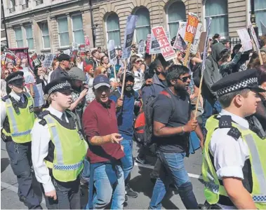  ?? FOTO: AFP ?? ►► Manifestan­tes protestan, ayer en Londres, contra el acuerdo de los “tories” y el DUP .