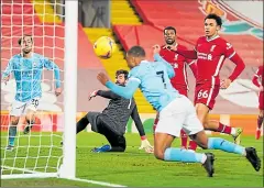  ?? Efe ?? • Raheem Sterling (7), de Manchester City, cabecea para anotar el tercer gol de su equipo, ayer en el Anfield.