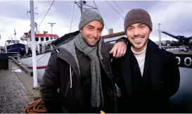  ?? Bild: ANNIKA KARLBOM ?? FISKEBÅT. Kompisarna Måns Zelmerlöw och Alexander Wiberg var i hamnen i Varberg för att göra ett inslag till sitt tv-program ”Chevaleres­k”.