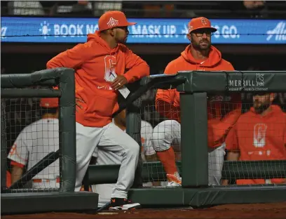  ?? JOSE CARLOS FAJARDO — BAY AREA NEWS GROUP FILE ?? San Francisco Giants bench coach Kai Correa, left, looks over at manager Gabe Kapler while in the dugout while playing the Washington Nationals in the eighth inning at Oracle Park in San Francisco on July 9.