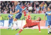  ?? FOTO: CHRISTOF WOLFF ?? Sascha Rösler (roter Dress) trifft im Juli 2011 per Fallrückzi­eher gegen Lukas Sinkiewicz und den VfL Bochum.