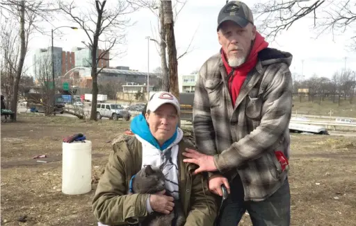  ?? MARK BROWN/ SUN- TIMES ?? Angelo and Rebecca Garza ( with their cat, Rocky) say they landed in Chicago after losing their Michigan home in a fire.