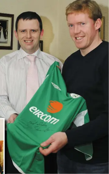  ??  ?? Following Stephen Staunton’s appointmen­t as Irish manager, the former Liverpool and Aston Villa star was interviewe­d by The Argus and signed a number of Irish jerseys for a readers competitio­n, he is pictured here with Argus Editor John Mulligan.