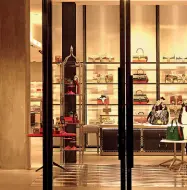 ??  ?? Shopping Un negozio di lusso nel centro di Milano. I regali sono al centro delle indagini che riguardano l’ex direttore di Itas