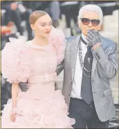  ??  ?? Lily-Rose Depp (19) firmó un contrato de exclusivid­ad con la casa Chanel.