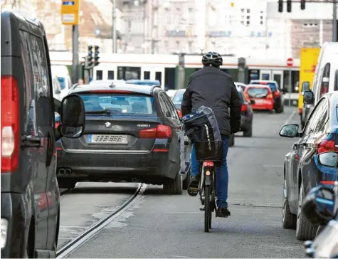  ?? Archivfoto: Silvio Wyszengrad ?? In der Stadt Augsburg gibt es nach Ansicht der Initiatore­n des Fahrrad‰bürgerbege­hrens noch viele Schwachste­llen. Im Bild ist die Hermanstra­ße zu sehen, die die Stadt 2021 angehen möchte.