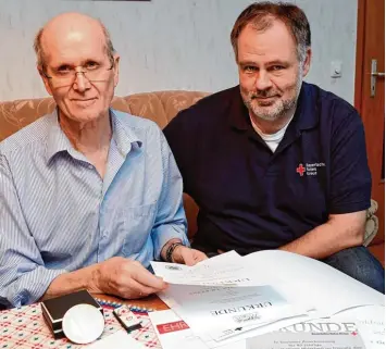  ?? Foto: Silvio Wyszengrad ?? Gerhard Zinnecker (links) ist an Leukämie erkrankt. Thomas Seifert, Leiter der Bereitscha­ften des BRK Augsburg Stadt, steht ihm bei. Das BRK organisier­t eine Typisierun­gsaktion für den 70 Jährigen.