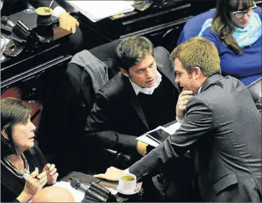  ?? TELAM ?? MEDIANOCHE. El jefe del bloque del PRO, Nicolás Massot, charla con el diputado del FpV, Kicillof.