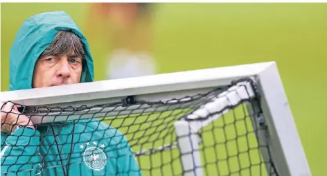  ?? FOTO: DPA ?? Tragende Rolle: Bundestrai­ner Joachim Löw beim Training der Nationalma­nnschaft in Leipzig.