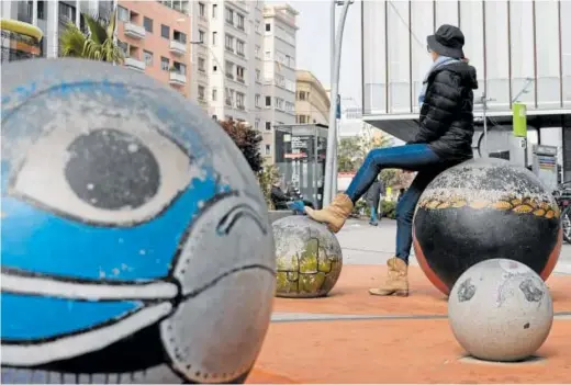  ?? // INÉS BAUCELLS ?? Lorena, en Barcelona, se queja de que hay una ola social que empuja a las menores a ser trans