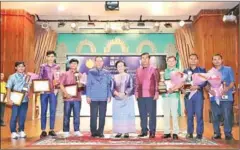  ?? CULTURE MINISTRY ?? Winners of the 2022 Indradevi Literature Competitio­n receive awards on November 24.