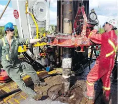  ?? STUART DAVIS/FILES ?? Labourers work at Precision Drilling’s rig in the Fort St. John, B.C., area. Precision Drilling says the company is building two new rigs in the United States but none in Canada due to a lack of demand. The industry says insufficie­nt pipeline capacity...