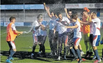  ?? Foto: Iñaki Porto ?? Los jugadores de la Mutilvera celebran el ascenso a Segunda B tras vencer al Beti Kozkor.