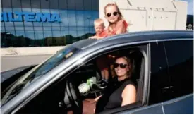  ??  ?? Silje Olsen med barna Matteus og Ovidie på drive-ingudstjen­este første pinsedag.