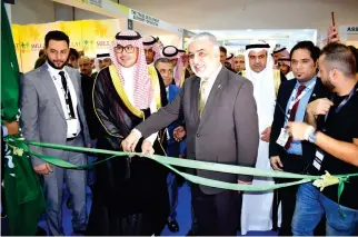  ??  ?? Prince Abdullah bin Saud, head of the tourism and entertainm­ent committee at the JCCI, and Consul General of Pakistan Shehryar Akbar Khan at Foodex Saudi 2017.