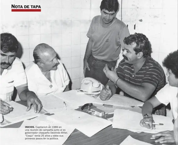  ??  ?? INICIOS. Capitanich en 1989 en una reunión de campaña junto al ex gobernador chaqueño Deolindo Bittel. “Coqui” tenía 25 años y daba sus primeros pasos en la política.