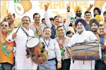  ??  ?? Union minister and Punjab BJP president Vijay Sampla and Akali Dal chief Sukhbir Badal during a 'Bajao dhol, kholo pol' rally against the state government in Jalandhar on Sunday. PARDEEP PANDIT/HT