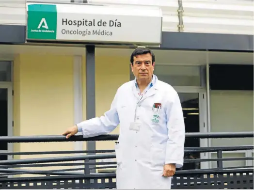  ?? MIGUEL ÁNGEL SALAS ?? Enrique Aranda, en la puerta del Hospital de Día de Oncología Médica del Reina Sofía (Córdoba).