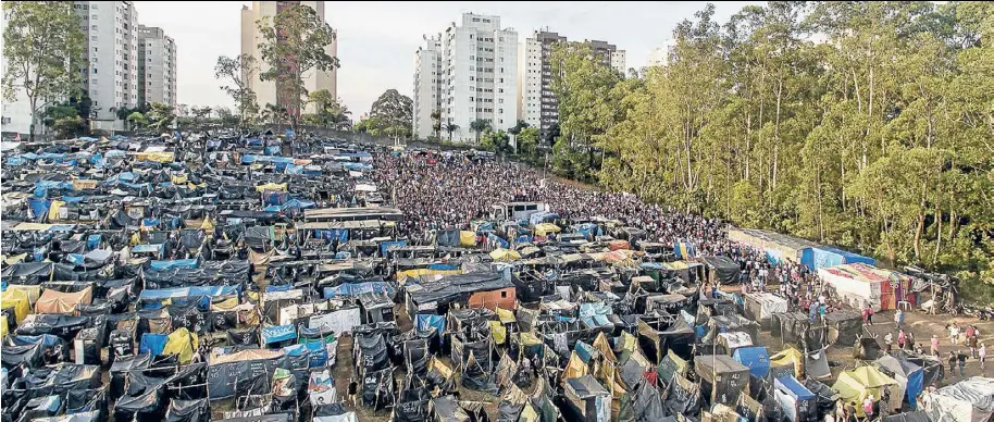  ?? ?? Protestcam­p »Povo Sem Medo« in São Paulo, organisier­t von der Bewegung der obdachlose­n Arbeiter (MTST), Brasilien 2017–2018